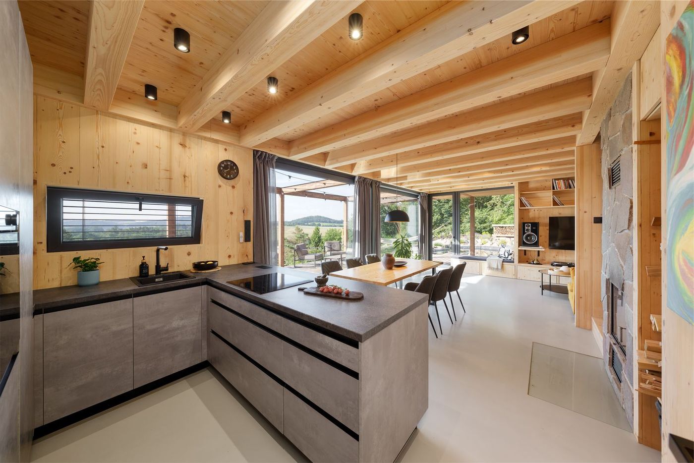 The fully equipped kitchen with an island, open to the dining table