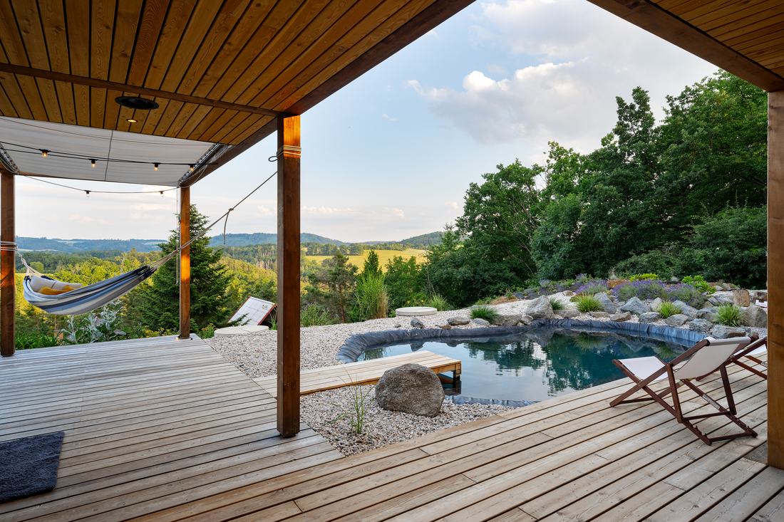 Von der Terrasse aus: Hängematte, Teich und dahinter das Tal